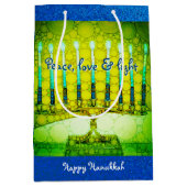 Green Hanukkah Menorah Peace Liebe Script Mittlere Geschenktüte (Vorderseite)