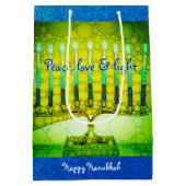 Green Hanukkah Menorah Peace Liebe Script Mittlere Geschenktüte (Rückseite)