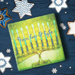 Green Hanukkah Menorah Peace Liebe Script Steinuntersetzer<br><div class="desc">"Frieden, Liebe und Licht." Ein nahes Foto einer hellen, farbenfrohen, grünen und gelben künstlerischen Menorah hilft Ihnen den Urlaub in Hanukka stilvoll zu gestalten. Genießen Sie die Wärme und Freude der Ferienzeit, wenn Sie sich bei Ihrem Lieblingsgetränk auf diesem atemberaubenden, farbenfrohen Hanukkah-Untersetzer entspannen. Macht ein auffallendes Set von vier Untersetzer,...</div>