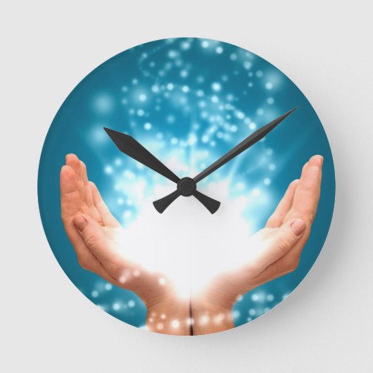 Green healing hands chakra Reiki energy zen yoga Runde Wanduhr (Vorderseite)