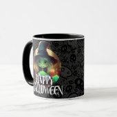 Green Hexe isst Candy Happy Halloween Tasse (Vorderseite Links)