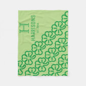 Green Irish Kleeblatt Personalisiert Familienname Fleecedecke (Vorderseite)