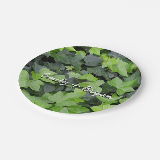 Green Ivy Botanical Print Pappteller (Schrägansicht)