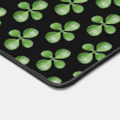 Green Jade Tree Blätter auf Black Schreibtischunterlage (Ecke)