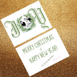 Green 'JOY' im antiken Schriftart, familiäres Foto Feiertagskarte<br><div class="desc">Die Freude der Saison wiederholt sich in Ihrer personalisierten Urlaubskarte, die das Wort "Freude" vorn mit einer Kombination aus altem, traditionellem Schriftart in tannengrüner Farbe für J und Y und einem Kranz aus Grün und ein paar roten Beeren für O kombiniert. Im Kranz legen Sie Ihr Lieblingskamerad des Jahres -...</div>