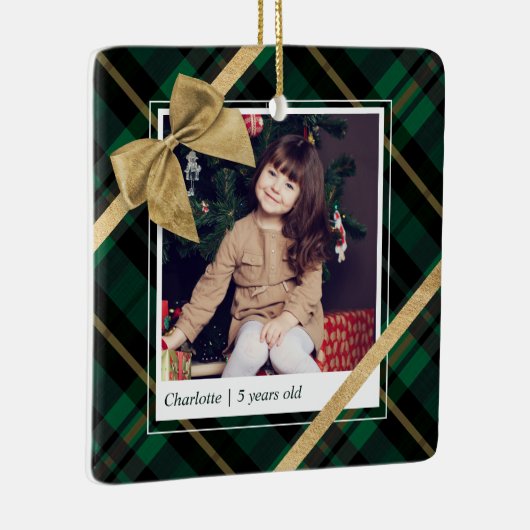 Green Kariert Gift Wrapped & Gold Bow Dieses Foto Keramikornament (Rechts)