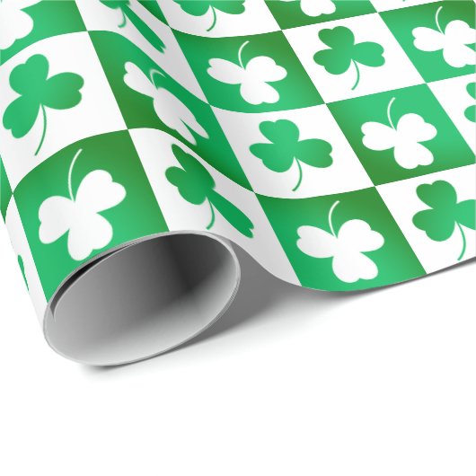 Green Kleeblatt Cloue auf Schachbrett Irisches Par Geschenkpapier (Rolleneckpunkt)