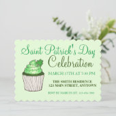 Green Kleeblatt Clover Cupcake St. Patrick's Day Einladung (Stehend Vorderseite)