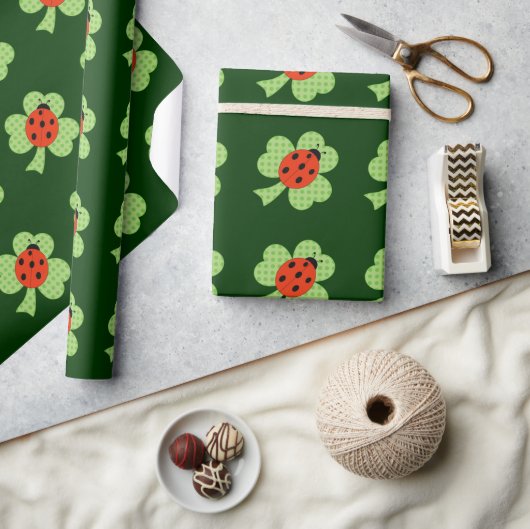 Green Kleeblatt Clover Ladybug Polka Dots Muster Geschenkpapier (Kunsthandwerk)