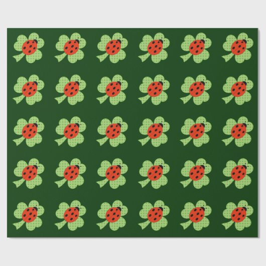Green Kleeblatt Clover Ladybug Polka Dots Muster Geschenkpapier (Flach)
