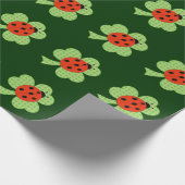 Green Kleeblatt Clover Ladybug Polka Dots Muster Geschenkpapier (Ecke)