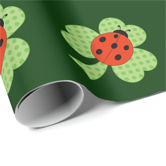 Green Kleeblatt Clover Ladybug Polka Dots Muster Geschenkpapier (Rolleneckpunkt)