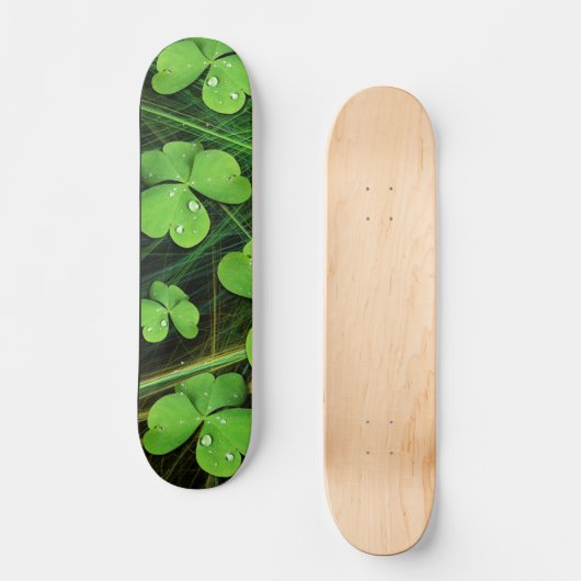 Green Kleeblatt Clover St Patrick's Day Skateboard (Vorderseite)