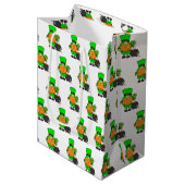 Green Leprechaun Gnome mit Kleeblatt Mittlere Geschenktüte (Vorderseite Schrägansicht)