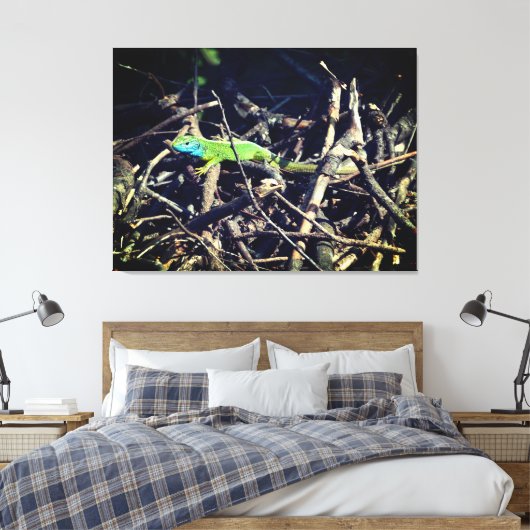 Green Lizard Stretched Canvas Print Leinwanddruck (Insitu (Schlafzimmer))