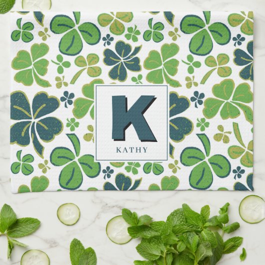Green Lucky Kleeblatt Clover Muster Mit Monogramm Geschirrtuch (Gefaltet)