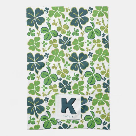 Green Lucky Kleeblatt Clover Muster Mit Monogramm Geschirrtuch (Vertikal)
