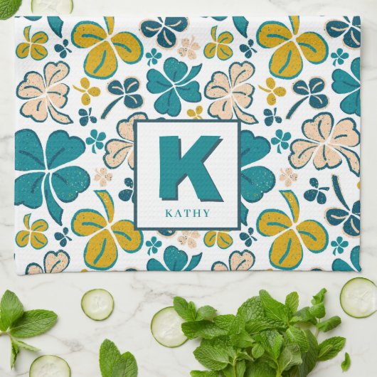 Green Lucky Kleeblatt Clover Muster Mit Monogramm Geschirrtuch (Gefaltet)