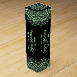 Green Mandala auf schwarzen Damaskus Hintergrund Weinbox<br><div class="desc">Hellgrüne verzierte Mandala auf schwarz-dunkelgrauem monochromatischem Hintergrund. Anpassbarer Text in einem passenden grünen Geburtstag.</div>