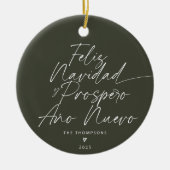 Green Minimalistisch Modern Script Feliz Navidad Keramik Ornament (Vorne)