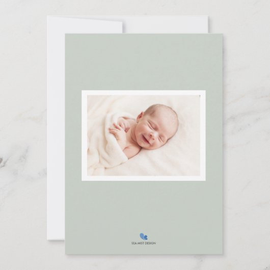 Green Monogram Baby Birth Announcement Foto Card Ankündigung (Rückseite)