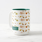 Green Monogram Fall Leaf Erntedank Zweifarbige Tasse (Vorderseite Links)