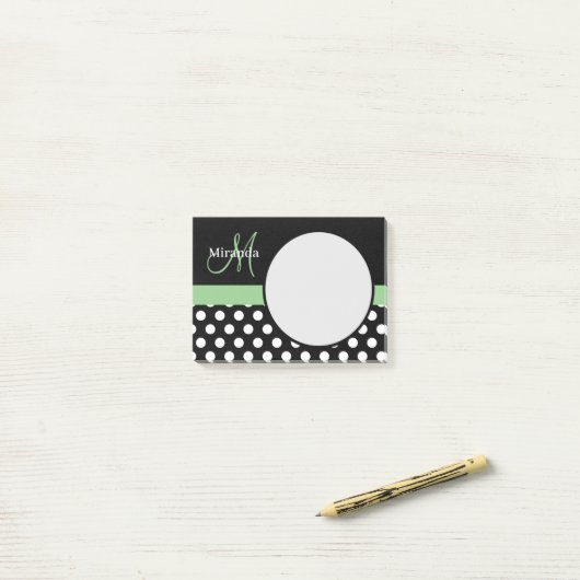 Green Monogram Schwarz-weiß Polka Dot Post-it Klebezettel (Auf Schreibtisch)