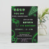 Green Neon Glow Pizza Games Bruh Birthday Einladung (Stehend Vorderseite)