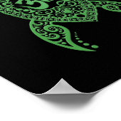 Green Om Sea Turtle auf schwarz Poster (Ecke)