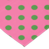 Green on Pink Polka Dots Design Tischdecke (Schrägansicht)