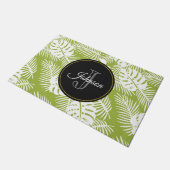 Green Palm Blätter Regenwald Muster Monogram Fußmatte (Schrägansicht)