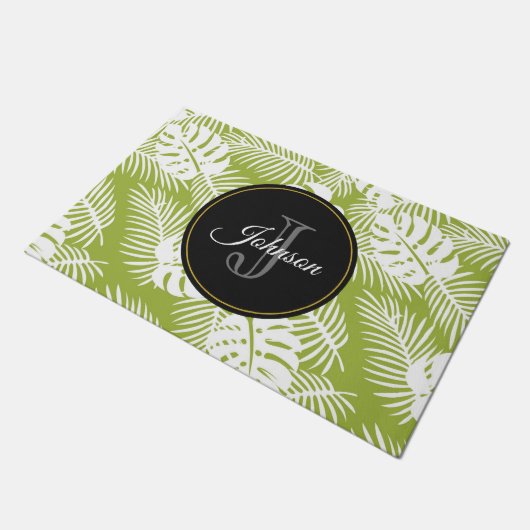 Green Palm Blätter Regenwald Muster Monogram Fußmatte (Schrägansicht)