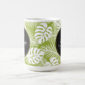 Green Palm Blätter Regenwald Muster Monogram Kaffeetasse (Mittel)