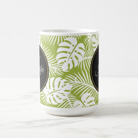 Green Palm Blätter Regenwald Muster Monogram Kaffeetasse (Mittel)