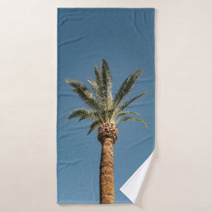 Green palm tree under blue sky in the morning badehandtuch