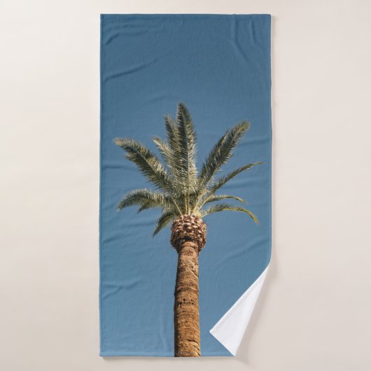 Green palm tree under blue sky in the morning badehandtuch (Badehandtuch)