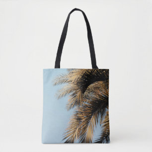 Green palm tree under blue sky in the morning tasche