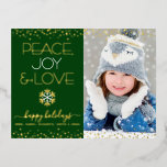Green Peace Joy Liebe Foto Snowflake Real Gold Folien Feiertagspostkarte<br><div class="desc">"Frieden, Freude und Liebe." Eine lustige, spielerische, reale Goldfolie und eine weiße Schneeflocke-Abbildung, echte Goldfolien-Konfetti-Punkte, echte Goldfolie und eine weiße, moderne Typografie auf einem Jäger-grünen Hintergrund, zusammen mit dem individuellen Foto Ihrer Wahl, helfen Ihnen, die Urlaubssaison einzuleiten. Ihre persönliche Note, ob in Schreibschrift oder Handschrift, befindet sich auf der Rückseite....</div>