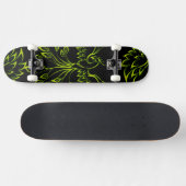Green Phoenix steigt auf schwarz Skateboard (Horizontal)