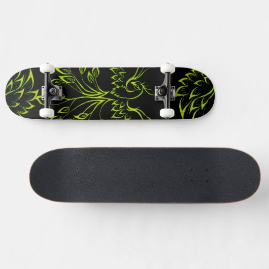 Green Phoenix steigt auf schwarz Skateboard (Horizontal)