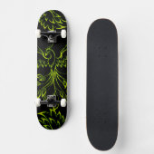 Green Phoenix steigt auf schwarz Skateboard (Vorderseite)
