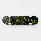 Green Phoenix steigt auf schwarz Skateboard (Horizontal)