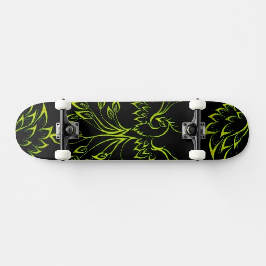 Green Phoenix steigt auf schwarz Skateboard (Horizontal)