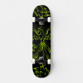 Green Phoenix steigt auf schwarz Skateboard (Vorderseite)