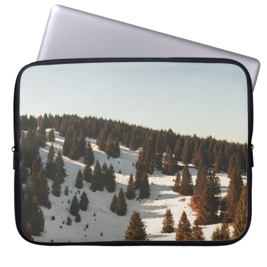 GREEN PINE TREES LAPTOPSCHUTZHÜLLE (Vorderseite)