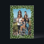 Green Pine Twinkle Lights Foto Personalisiert Feiertagskarte<br><div class="desc">Grüne Pinienbäume mit Imitaten und Tinkelleuchten sorgen dafür,  dass diese Foto-Urlaubskarte mit der Typografie von "Frohe Weihnachten" übertrieben attraktiv ist und das  vorne und hinten für Ihre persönliche Urlaubsstimmung und Ihren Familiennamen für alle Ihre Familie und Freunde.</div>