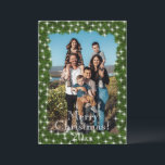 Green Pine Twinkle Lights Foto Personalisiert Feiertagskarte<br><div class="desc">Grüne Pinienbäume mit Imitaten und Tinkelleuchten sorgen dafür,  dass diese Foto-Urlaubskarte mit der Typografie von "Frohe Weihnachten" übertrieben attraktiv ist und das  vorne und hinten für Ihre persönliche Urlaubsstimmung und Ihren Familiennamen für alle Ihre Familie und Freunde.</div>