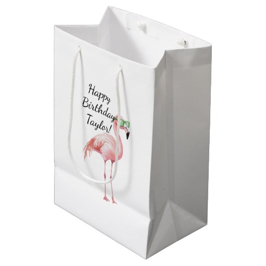 Green Pink Flamingo Birthday Mittlere Geschenktüte (Vorderseite Schrägansicht)