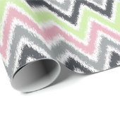 Green Pink Grey Zigzags Ikat Pattern Geschenkpapier (Rolleneckpunkt)