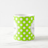 Green Polka Dot Mit Monogramm Tasse (Mittel)